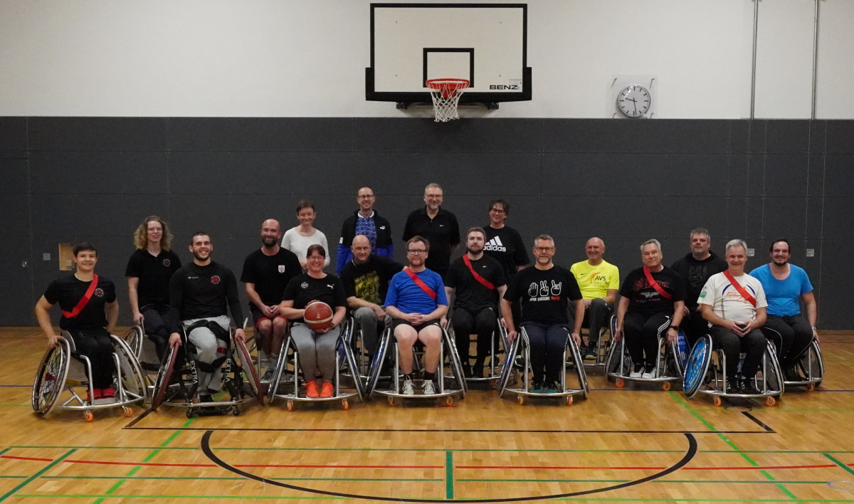 Foto: Das Team der AVS Holding gemeinsam mit den Mitgliedern des RSV Bayreuth in der Basketballhalle.