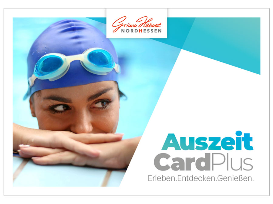 Darstellung einer Schwimmerin im Wasser auf der AuszeitCardPlus.